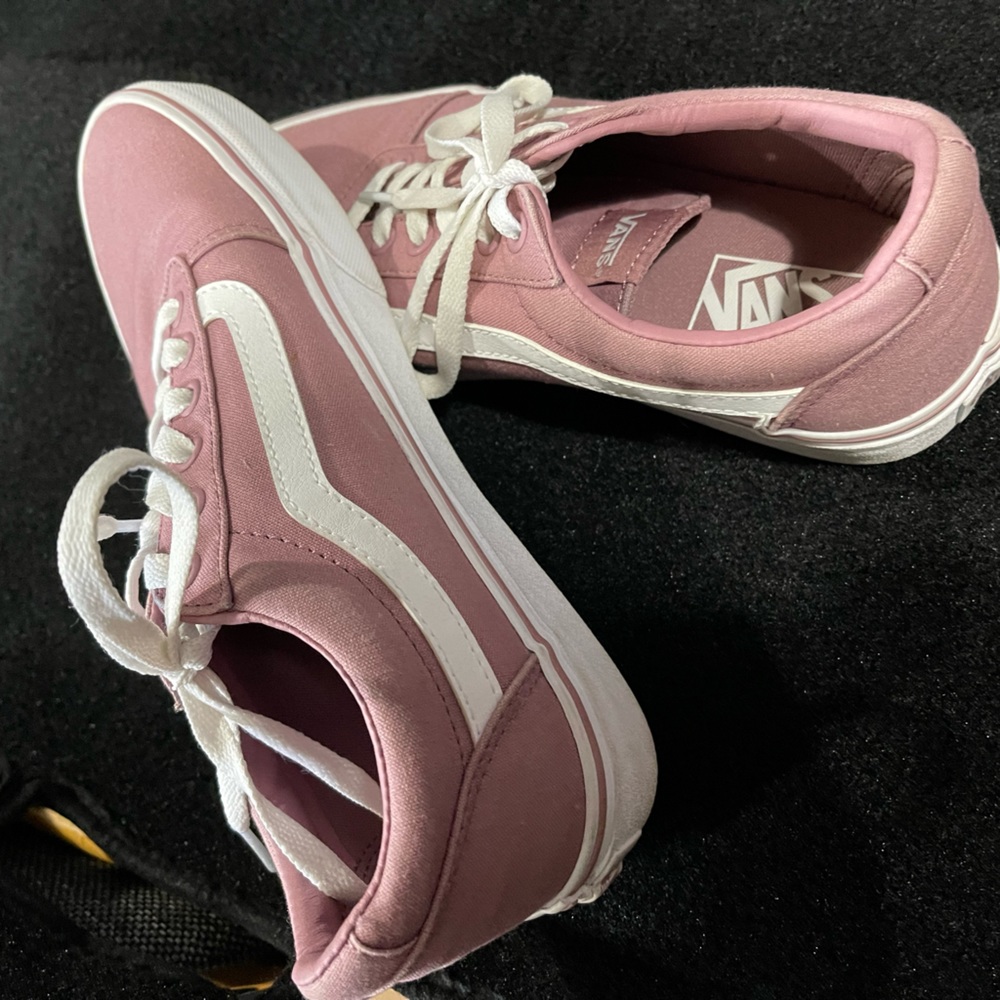 Vans Woman’s Size 9 Low Ward Sneaker